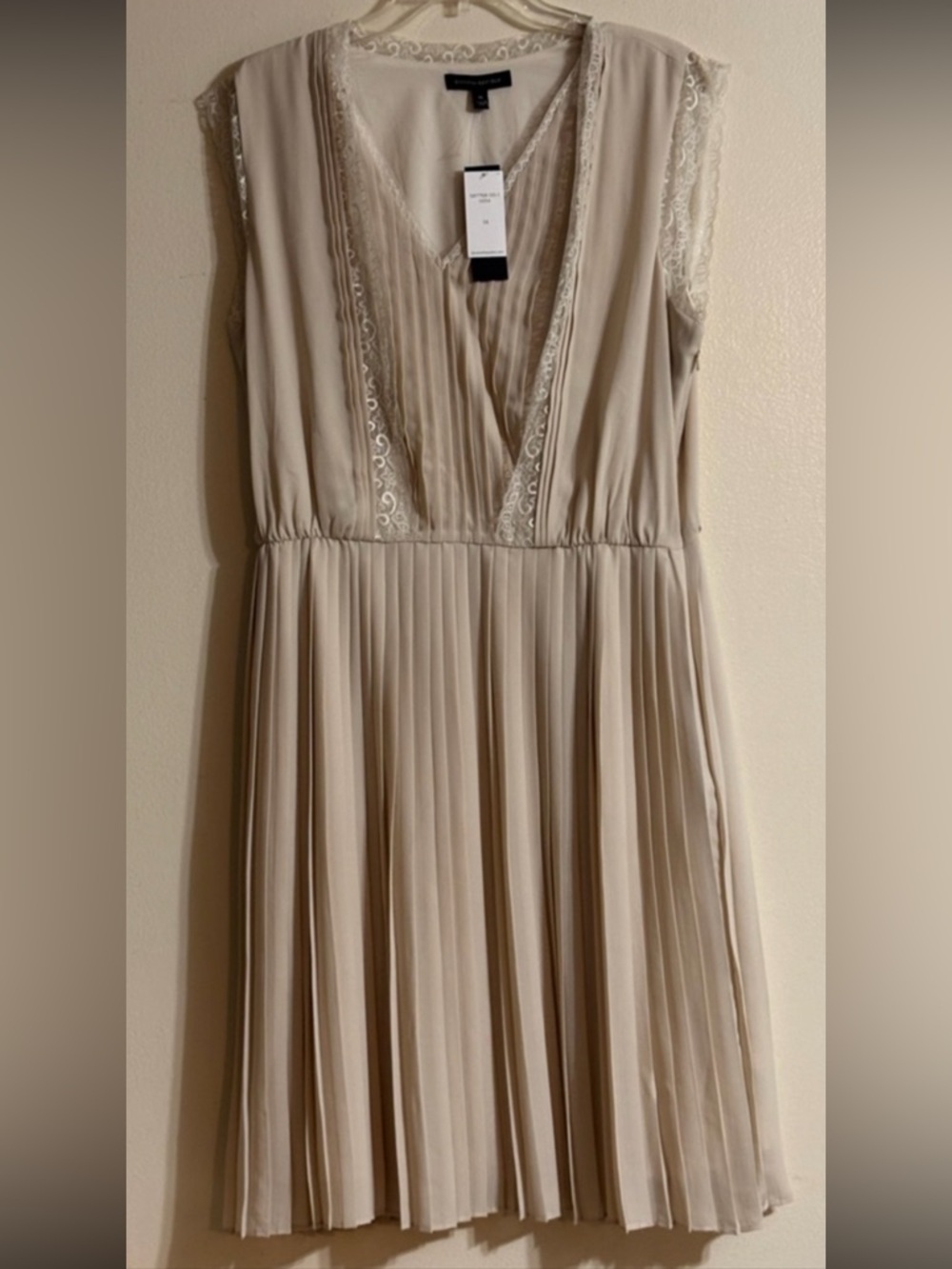Banana Republic Cream Pleated Midi Dress with Lace Trim NEW Stunning Dress